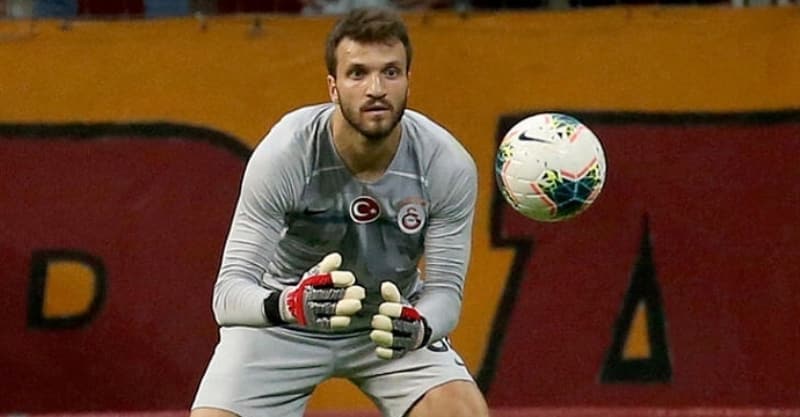 <p>Karşılaşmanın hakemine kızan Özcan Kocuk, işletmeciliğini yaptığı tamirhanenin önünde lastik yakarak hakemi protesto etti. </p>