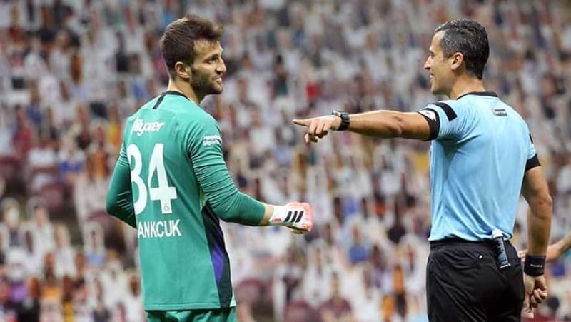 <p>Özcan Kocuk daha sonra hakkında işlem yapılmak üzere karakola götürüldü.</p>