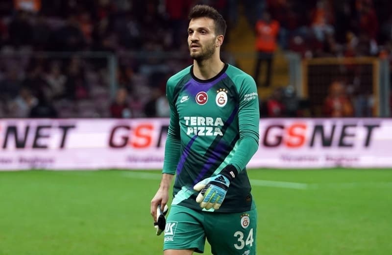 <p>Ortaya çıkan dumanla da çevre de zarar görürken, polis ekiplerine haber verildi.</p>