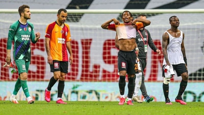 <p>Yanan lastiğin söndürülmesini istemeyen Özcan Kocuk, polisin çabalarıyla ikna oldu. </p>