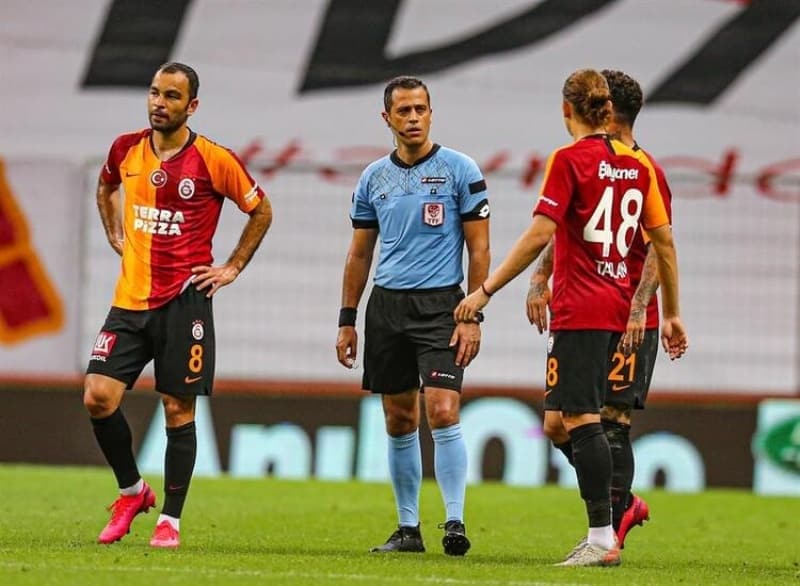 <p><b>'TÜRKİYE'DE DELİLİK YAŞANDI' </b></p><p>İnanılmaz olayların yaşandığı Galatasaray-Gaziantep FK maçı Avrupa basınında da geniş yer buldu.</p>