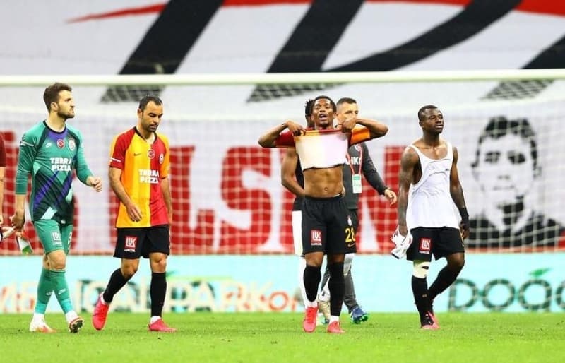 <p><b>'BAŞKALARININ YAPTIĞINI YAPSAM 100 MAÇ CEZA YERİM' </b></p><p>Galatasaray teknik direktörü Fatih Terim, Okan Kocuk'un 6 saniye kuralını ihlal etmesi sonucu verilen endirekt serbest vuruş kararına sinirlenip soyunma odasına gitti.</p>