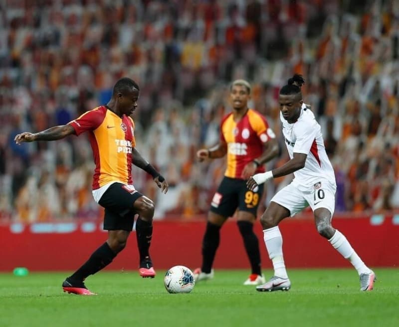 <p>'Pazar akşamı oynanan Galatasaray'ın 3-3'lük kaotik Gaziantep maçında Türkiye'de delilik yaşandı.</p><p>12</p>