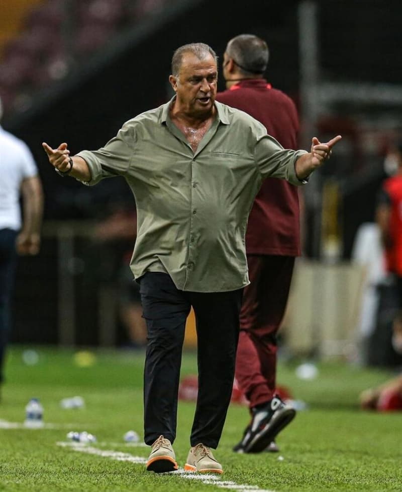 <p>6 dakikalık uzatma süresi bir şekilde 15'e dönüştü. 90+4'te Kayode röveşata golüyle beraberliği yakaladığını sandı ancak golden önce faul olduğu için VAR golü reddetti.</p>