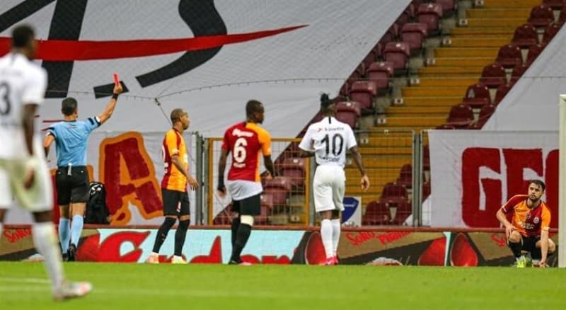 <p><b>'BAZI TARAFTARLAR 'ŞİKE VAR' DİYOR' </b></p><p>Ardından Galatasaray kalecisi Okan Kocuk'un aşırı zaman kaybı nedeniyle hakem tarafından verilen bir endirekt vuruş kararıyla bir şans daha yakaladılar.</p>