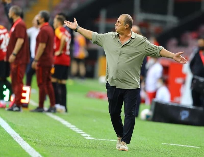 <p>Penaltı pozisyonunu ve golü soyunma odasında izleyen Terim maç sonrası ise 'Son anlarda içeri gittim. Ne yapayım? Kalayım da ceza mı yiyeyim? Ben başkalarının yaptığını yapsam, 100 maç ceza yerim. O fırsatı vermek istemiyorum. Ben kenarda olsaydım, penaltıda kalecinin kalesinde durmayıp kenarda durması talimatını verirdim' ifadelerini de kullandı.</p>