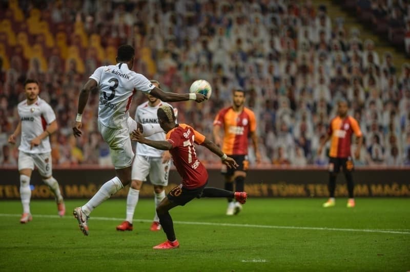 <p>Verilen pas sonrası ceza sahasında yapılan müdahaleyle kazanılan penaltıyı gole çevirip maçı berabere bitirdiler. Bazı Galatasaray taraftarları maçta şike olduğundan şüpheleniyor.</p>