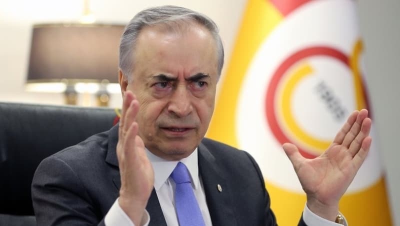 <p><b>'SÖYLESEM SOKAĞA ÇIKAMAZLAR'</b></p><p>Rakibin talip olduğu bir futbolcuya, bir başka takımın talip olması, ki 2 yıldır bunu yaşıyorum. Hatıralarımı söyleyeceğim ama söyleyemiyorum, söylersem sokağa çıkamazlar. Rakibin dengesini bozmak için bizce yanlış yollara başvuruluyor. Bazı takımlar scout ekibi oluşturmuyor, Galatasaray hangi oyuncuya giderse ona gidiyor.</p>