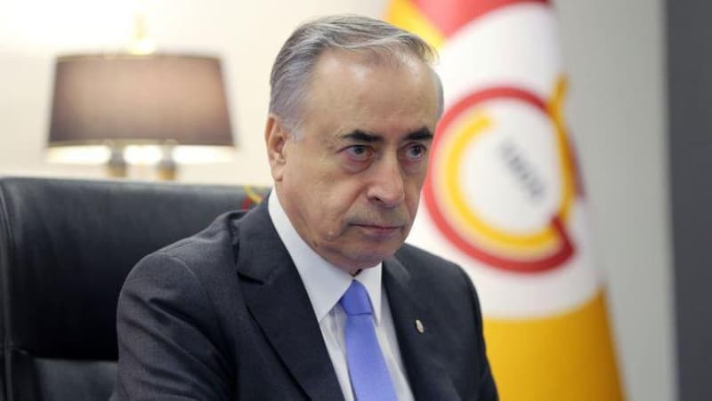 <p><b>'KENDİM OLMAKTAN ÇIKTIM'</b><br></p><p>Sabahtan başlayan dua zincirlerini ben duyumsadım, hissettim. Öyle videolar gördüm ki, öyle mesajlar geldi ki ben kendimi yaşamakla zorunlu hissettim. Kendim, kendim olmaktan çıktım, son nefesime kadar onlar için çalışmam gerektiğine yürekten inandım. Bunu laf için söylemiyorum. Benim için en kolay iş istifa ama ben bunu yapamam.</p>