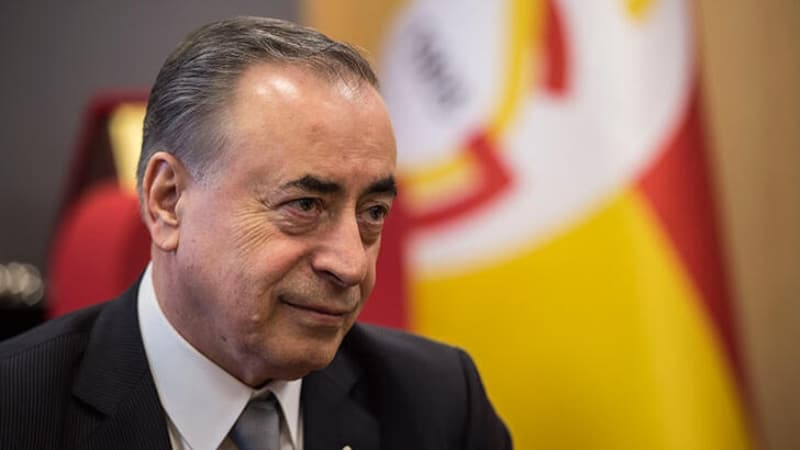 <p><b>'HAKSIZ MIYIM?'</b></p><p>UEFA ve FIFA'nın talimatları var, kaç yıldır bu kural uygulanmıyor. Aynı maçta rakip takım kalecisi 16-18 saniye topu tutmuş, sevgili Alper Ulusoy, onu niye çalmadın? Son saniye bir şey yarattın duygusu doğdu bizde. Antep'in attığı 2. gol, Ankaragücü maçının karbon kopyası. Ey Türk hakemliği! VAR'da oturan Cüneyt Çakır, orada iptal etti, burada verdi. Ben burada kuşkulanırsam, haksız mıyım? Bütün rakip takım taraftarları Galatasaray'a yapılanın büyük haksızlık olduğunu gördü. Hakem gece yatarken aynaya bakar ve utanır, kendiliğinden ayrılır. Onur, karakter bunu gerektirir ama kendileri bilir. Ben tüm platformlarda ilgili mercilerle görüştüm, yorumlarını istedim. Hepsi kapattı, şimdi bekliyoruz, Mevlam neyler, neylerse güzel eyler.</p>