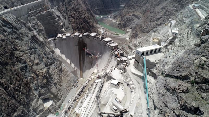 <p>275 metre gövde yüksekliği ile Türkiye’nin en yüksek, dünyanın ise 'çift eğrilikli ince kemer baraj tipi' kategorisinde 3’üncü en yüksek barajı olacak Yusufeli Barajı, Türkiye’nin öz kaynakları ile tamamı Türk mühendisler tarafından inşa ediliyor. 4 milyon metreküplük beton imalatı planlanan Yusufeli Barajı'nın gövde yüksekliği 100 katlı gökdelene eş değer olacak. Günde 6 bin 500 metreküp beton dökümünün 3 hava hattı ile taşımalı olarak sürdüğü baraj projesinde gelecek yılın yarısından itibaren su tutulmaya başlanacak, 2021'de ise elektrik üretimine geçilecek.</p>