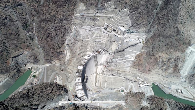 <p><b>YUSUFELİ BARAJI</b></p><p>Türkiye sınırları içinde 410 kilometrelik uzunluğa sahip Kuzeydoğu Anadolu’nun en büyük nehirlerinden Artvin’deki Çoruh Nehri üzerinde Yusufeli Barajı ve HES inşaatı sürdürülüyor. </p>