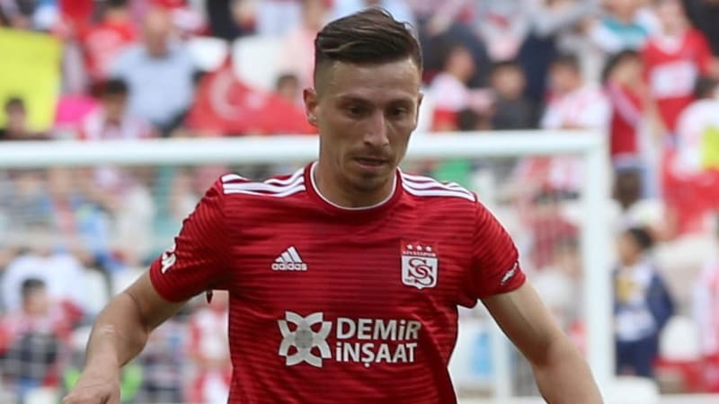 <p>Terim’in <b>“Hayırlı olsun oğlum”</b> lafından sonra Mert Hakan iki gerekçesini, <b>“Birincisi sizin gibi dünyanın en iyi hocalarından birisiyle çalışacağım. İkincisi de rahmetli babam, Galatasaray’da oynamamı çok istiyordu”</b> şeklinde açıkladı.</p>