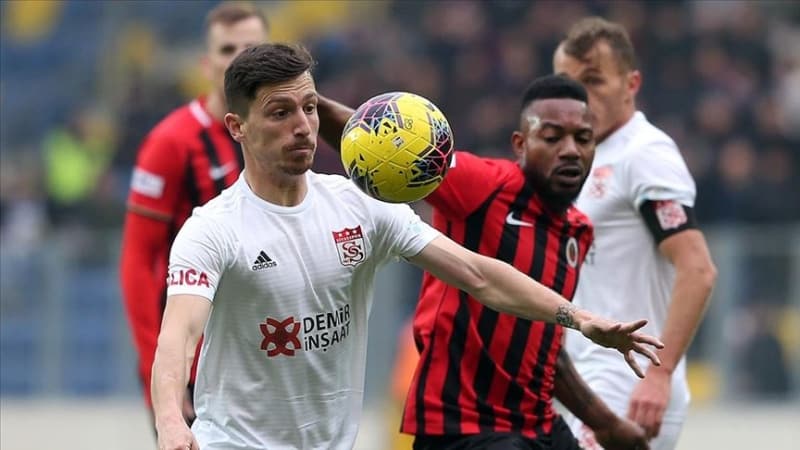 <p>4 yıllık bu anlaşmanın ardından Fatih Terim’le görüşen Mert Hakan Yandaş, <b>“Hocam iki sebepten dolayı Galatasaray’la anlaştığım için çok mutluyum”</b> dedi.</p>