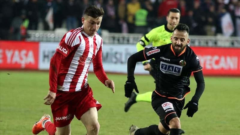 <p>Sivassporlu oyuncu ile devre arası transferi için yapılan görüşmelerde anlaşma sağlandı ve Sivasspor’dan bonservisinin alınması kararlaştırıldı. Ancak bu mümkün olmadı.</p>