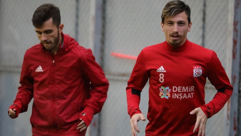 <p>Aslan’ın elinde sözleşme olmasına rağmen açıklama ihtimali yok. Çünkü <b>puan silme cezası</b> alma ihtimali var!</p><p>Akşam</p>