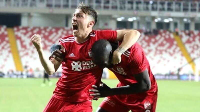 <p>Ancak<b> menajerinin Fenerbahçe ile anlaşması üzerine</b>, Sarı-Lacivertli takıma imzayı attı. </p>