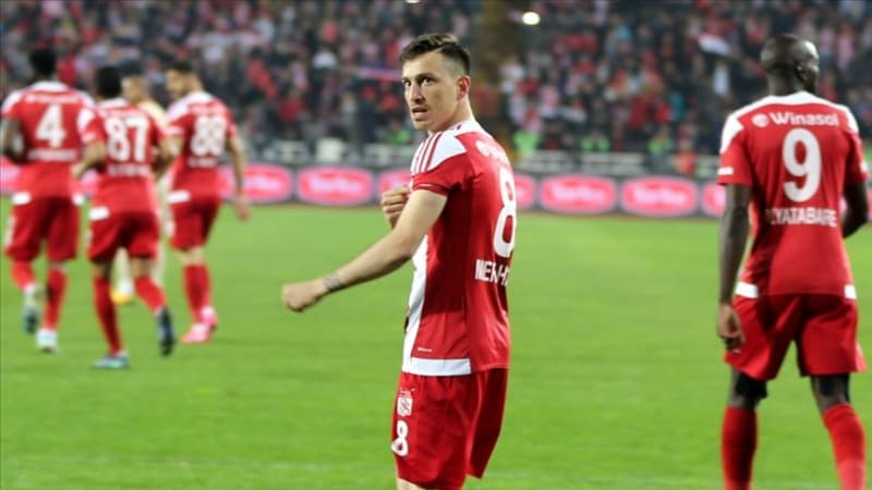 <p>Hatta tecrübeli oyuncu <b>Galatasaray’la 4 yıllık anlaşmaya vardı. </b></p>