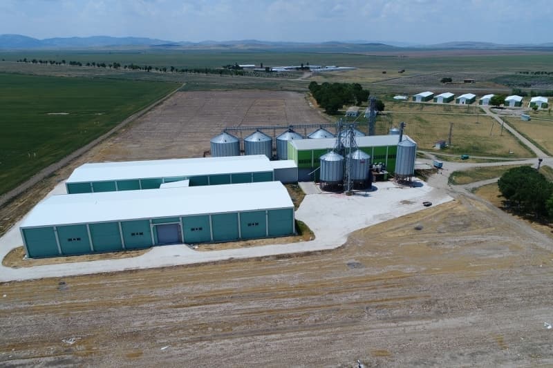 <p>Siyah alaca ırkı sığır yetiştiriciliği, merinos ve Polatlı ırkları ile koyunculuk sürdürülen işletme, bu yönüyle Türkiye’nin hayvancılığına katkıda bulunuyor. 2019 yılında 1956 büyükbaş, 15 bin 632 küçükbaş hayvanın bulunduğu işletmede, 661 buzağı, 8 bin 676 baş anadan 9 bin 706 baş kuzu üretimi yapıldı.</p>