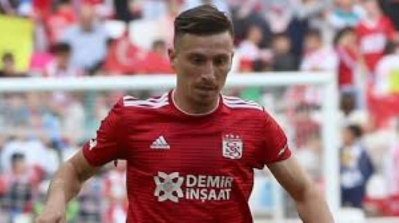 <p><b>Mert Hakan Yandaş</b>'ın daha önce Galatasaray ile anlaştığı yönünde haberler çıkarken, devreye giren sarı-lacivertliler, 25 yaşındaki orta saha oyuncusu ile <b>seneliği 12 milyon TL'den 4 yıllık anlaşmaya vardı. </b></p>