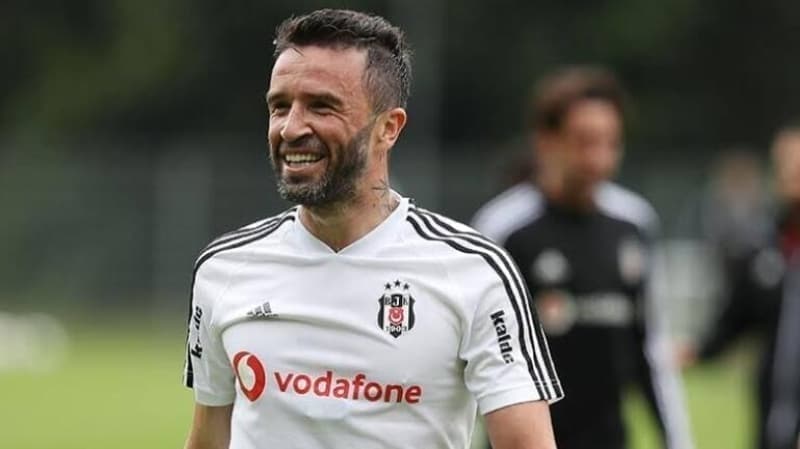 <p><b>Fenerbahçe</b>'nin de Gökhan Gönül için <b>1+1 yıllık sözleşme </b>düşündüğü, futbolcunun ise <b>2 yıllık sözleşme</b> istediği gelen bilgiler arasında.</p>