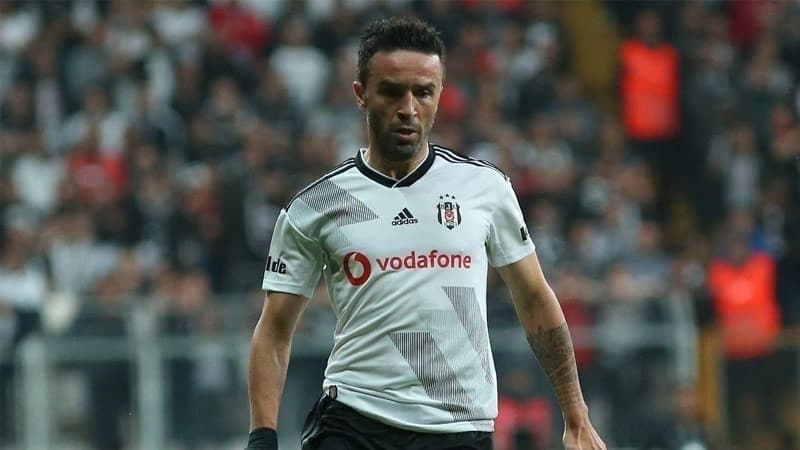 <p>Öte yandan <b>Fenerbahçe </b>de siyah-beyazlı kulüple görüşmelerini sürdüren <b>Gökhan Gönül</b> için çıkacak kararı bekliyor.</p>