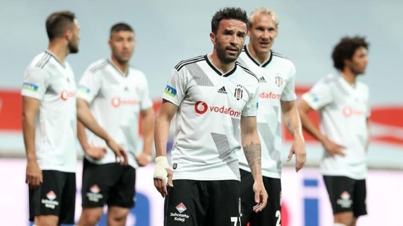 <p>Tecrübeli futbolcunun, Beşiktaş ile anlaşamaması halinde eski kulübü <b>Fenerbahçe'ye dönme ihtimali oldukça yüksek.</b></p>