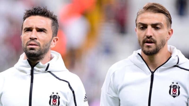 <p>Sözleşmesi sona erecek futbolcu, siyah-beyazlı kulüpten <b>2 yıllık sözleşme</b> isterken, Beşiktaş yönetimi Caner Erkin'de olduğu gibi Gökhan Gönül'e de<b> yıllık 300 bin Euro</b> <b>ve bonuslardan </b>oluşan bir teklif sunmuş durumda.</p>