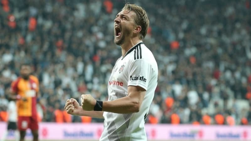 <p>Söz konusu 2 haftada formasını genç oyuncu Rıdvan Yılmaz'a kaptıran <b>Caner Erkin,</b> N'Sakala transferinin de gerçekleşmesiyle eski kulübü<b> Fenerbahçe ile temaslarını sıklaştırdı.</b></p>