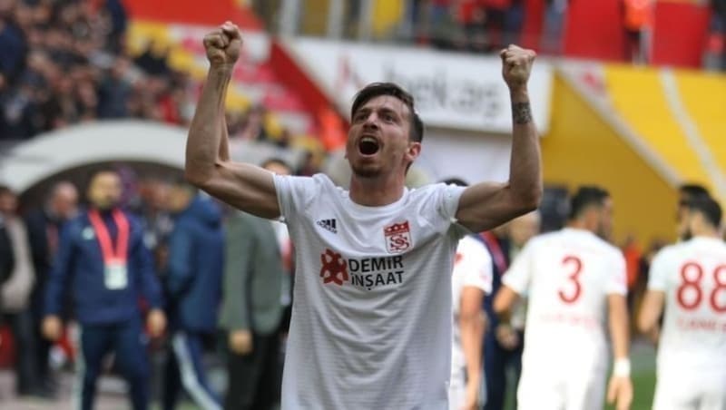 <p>Sarı-lacivertlilerin, yıldız oyuncuya<b> 10 milyon TL de imza parası</b> ödemesi bekleniyor. Ayrıca, genç oyuncunun primlerle birlikte kazanacağı para, <b>60 milyon TL</b>'yi bulabilir.</p>