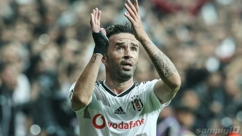<p><b>GÖKHAN GÖNÜL BEŞİKTAŞ'I BEKLİYOR</b></p><p><br></p><p>Siyah-beyazlı ekipte geleceği merak edilen diğer bir isim ise sağ bek Gökhan Gönül. Beşiktaş formasıyla 4'üncü sezonunu yaşayan tecrübeli futbolcu, gösterdiği performans ve ortaya koyduğu karakterle taraftarların sevdiği isimlerin başında geliyor. </p>