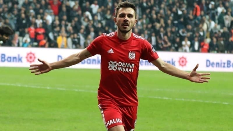 <p><b>OĞULCAN ÇAĞLAYAN VE EMRE KILINÇ GALATASARAY'DA</b></p><p><br></p><p>Gelecek sezon için sözleşmesi biten ve yerli oyunculara yönelen <b>Galatasaray </b>ise Demir Grup Sivasspor'da gösterdiği performansla dikkatleri üzerine çeken <b>Emre Kılınç </b>ve Çaykur Rizespor'un bu sezonki yıldızı<b> Oğulcan Çağlayan ile anlaşmaya vardı. </b></p>
