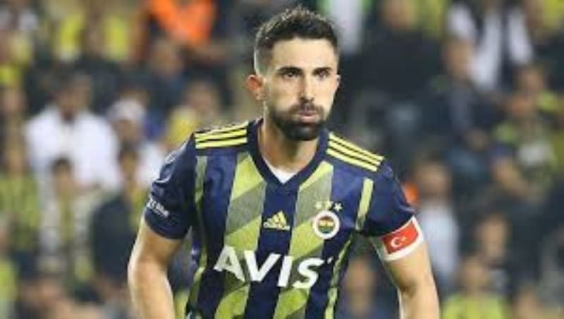Fenerbahçe, sezon sonunda sözleşmesi sona erecek 30 yaşındaki sol beke <b>400 bin Euro </b>teklif etti. Ancak tecrübeli sol bekin bu teklife sıcak bakmadığı ifade edildi.