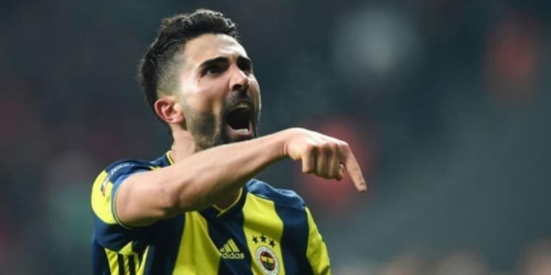 <p><b>HASAN ALİ KALDIRIM SUUDİ ARABİSTAN YA DA BUNDESLİGA YOLUNDA</b></p><p><br></p><p>Bu arada, Fenerbahçe'nin tecrübeli sol beki Hasan Ali Kaldırım, sarı-lacivertli kulüple yol ayrımına geldi. </p>