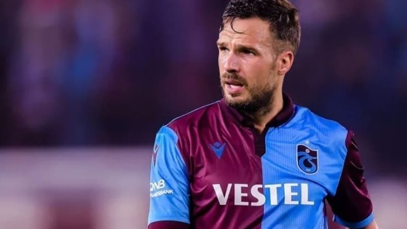 <p>Hem savunmada hem de hücumda takımına yaptığı katkıyla dikkatleri üzerine çeken, yurt içi ve dışından talipleri olan <b>Çek oyuncu, futbol hayatını Trabzonspor'da sürdürmeye daha yakın.</b></p>