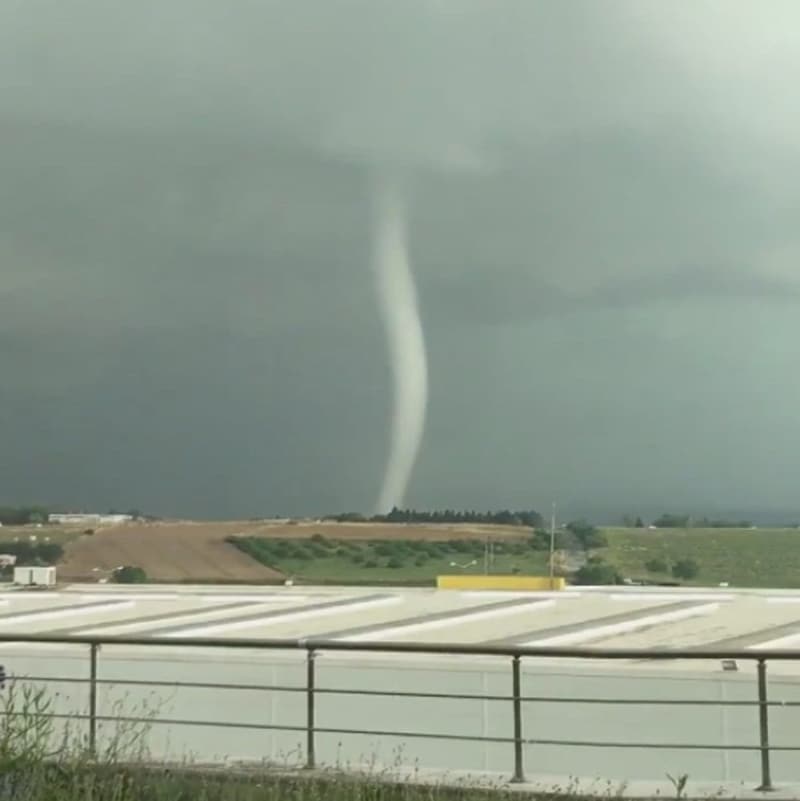 <p>stanbul Yeniky sahilinde sabah saatlerinde kan hortum kameralara yansd. </p><p><br></p>