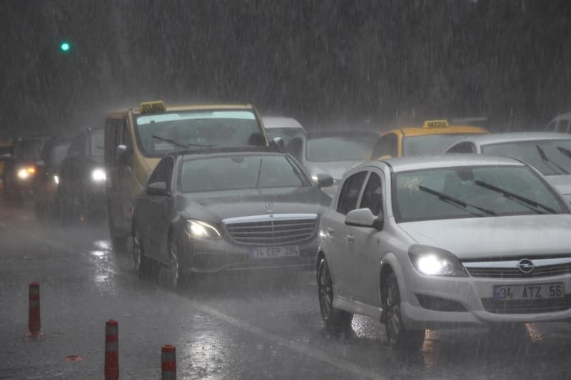 <p>Meteoroloji Genel Mdrl stanbul iin Turuncu alarm verilmesi szkonusu. Sar alarm mevcut koullarda olaanst bir durumun beklenmedii koullarda verilir. Turuncu alarm, havayla ilgili 'tehlikeli durum'larda kullanlyor. Bu renkte tahmin edilen meteorolojik hadise sklkla gereklemiyor. Hasar ve kayplarn olumas muhtemel grlyor. ok tedbirli olunmas, gncel meteorolojik koullar ve tahminlerin takip edilmesi gerekiyor.</p>