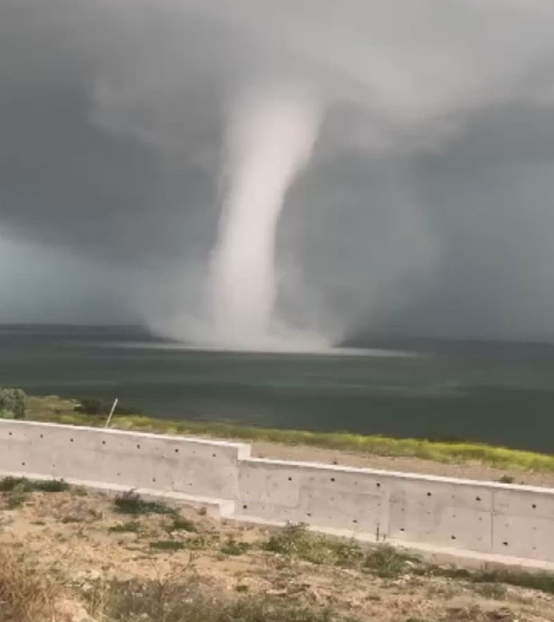 <p>Youn rzgar ile ortaya kan, denizden sahile ilerledikten ksa bir sre sonra kaybolan hortum, vatandalar tarafndan grntlendi.</p>