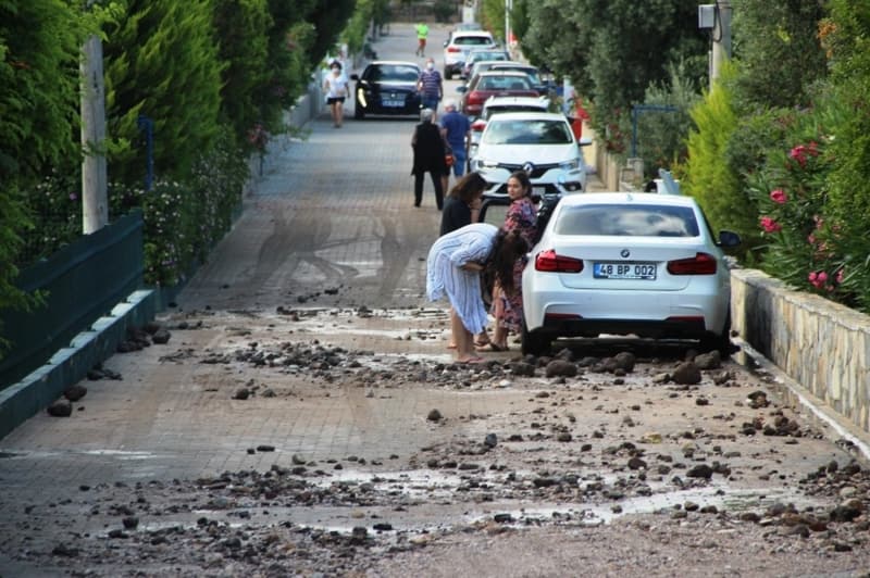 <p>Cadde ba�tan a�a�� dereye d�nd�. Asfaltlar�n patlad���, evlerin bah�elerinin suyla doldu�u patlama sonras� Muski ana vanadan suyu keserek b�lgede �al��ma ba�latt�. 5 metre derinli�inde 6 metre geni�li�inde olu�an �ukur ise g�renleri �a�k�na �evirdi.</p>