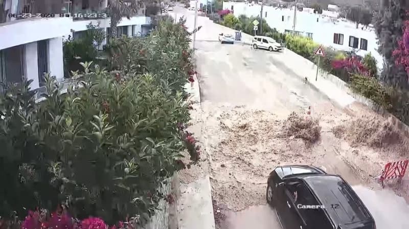 <p>&nbsp;Su borusunun patlad��� esnada yoldan ge�en ara�lar neye u�rad���n� �a��rd�.&nbsp;��lek olan caddeden ge�en ara�lar patlama soras� g�le d�nen sokaktan g��l�kle ��kt�.</p>