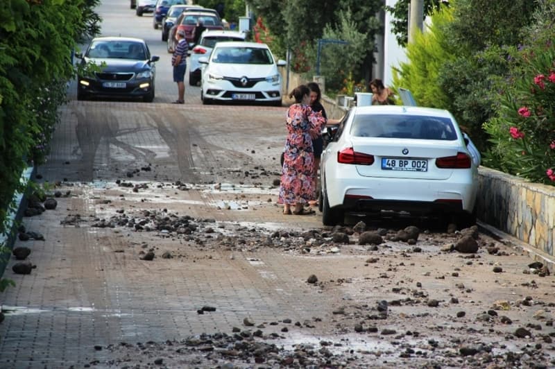 <p>Patlama an� bir sitenin g�venlik kameras�na yans�d�. G�r�nt�lerde bir anda patlayan su borusu asfalt� da patlat�yor.</p>