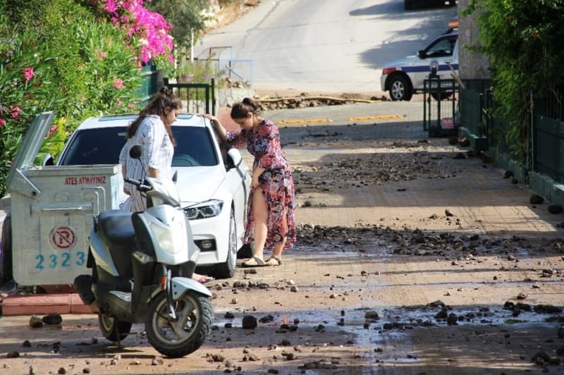 <p>Tam patlama esnas�nda yoldan ge�en ara� saniyelerle patlamadan kurtuldu. Suyun patlad���n� g�ren ara� s�r�c�s� otomobilimi geri vitese atarak sular alt�ndan kalmaktan kurtuldu.&nbsp;</p>