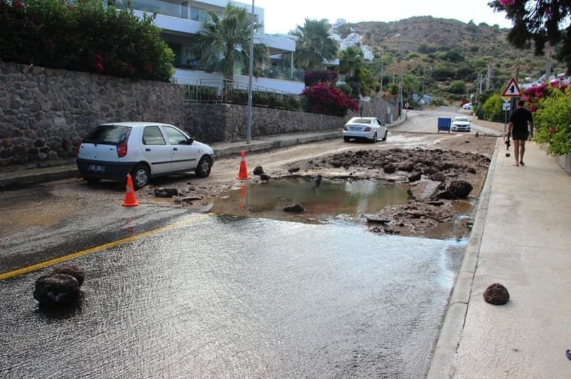 <p>Mahalle sakinleri ayda birka� kez patlad���n� s�yleyerek yetkililerden kal�c� bir ��z�m bulmas�n� istedi. Mavi deniz ise �amura bulanarak kahverengi oldu.</p>