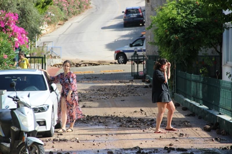 <p>K�sa bir s�rede t�m caddenin g�le d�nmesiyle birlikte yol trafi�e kapand�. Vatanda�lar ise su patlama anlar�n� cep telefonu ile g�r�nt�ledi.</p>