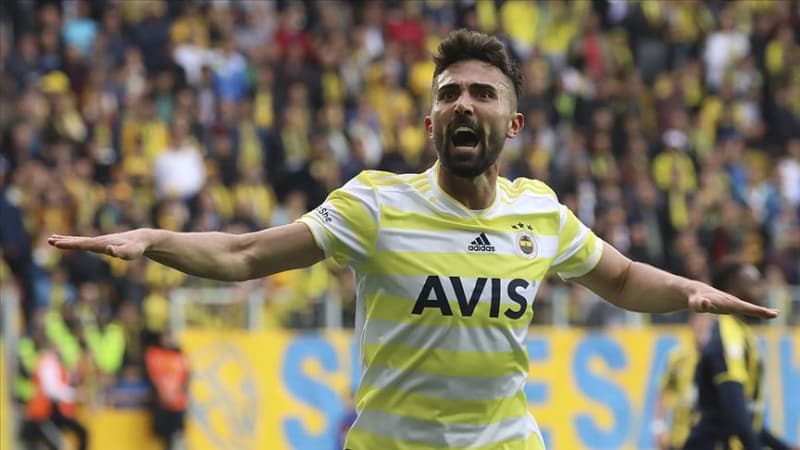 <p>30 yaşındaki oyuncu sakatlığı yüzünden ligde sadece 12 maçta forma giyebildi. </p>