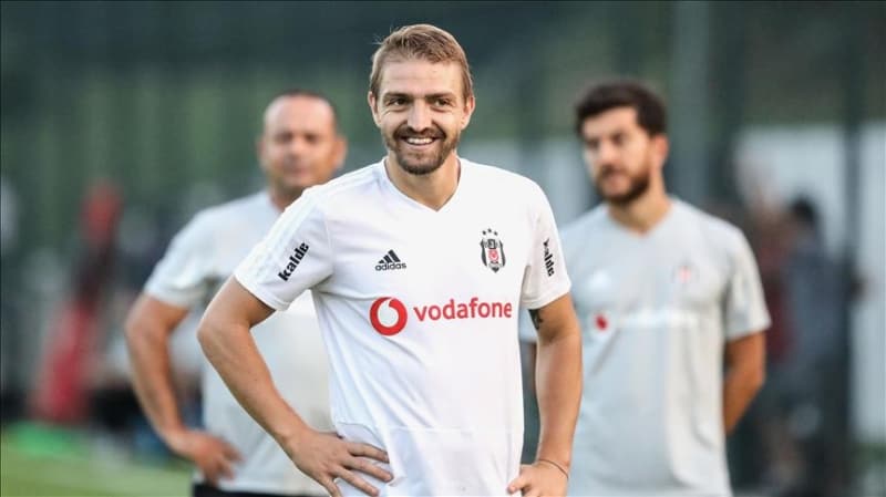 <p>Deneyimli oyuncunun menaceri Batur Altıparmak dün yaptığı açıklamada, <b>“Sezon sonunda Caner’in Beşiktaş ile devam etmemesine karar verdik”</b> dedi. </p>