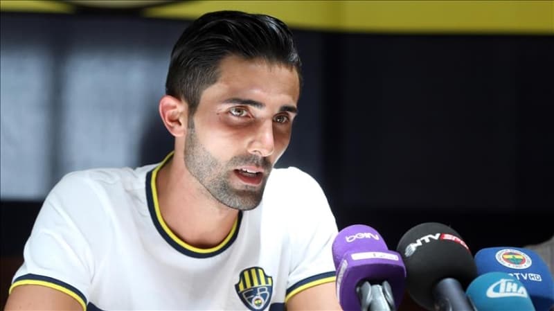 <p>Milli sol bek, Kasımpaşa maçı sonrası gazetecilere hakkında çıkan haberler nedeniyle isyan ederken, ayrılacağının sinyalini vermişti.</p>