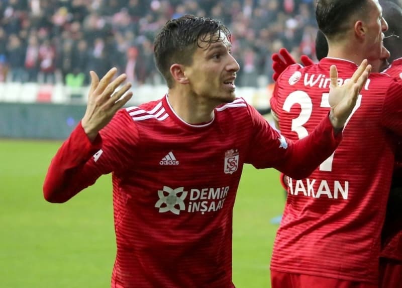 <p>Hem Fenerbahe hem de Galatasaray, bu krizi frsata evirerek nmzdeki sezon hazrlklar iin kendilerine geni bir alan bulmu ve admlarn salam bir ekilde atmak adna giriimlerini hzlandrmt...</p>