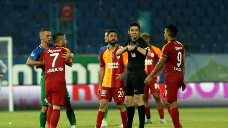 <p>Galatasaray'da da gidiat coronavirs nedeniyle verilen ara sonras oynad 2 mcadelede 5 puan kaybeden sar-krmzllar, puan kayplarnn yannda Muslera gibi hem oyuna direkt katk verebilen hem de saha ii atraksiyonlaryla takm ateleyebilen ok nemli bir figr de kaybetti.</p>