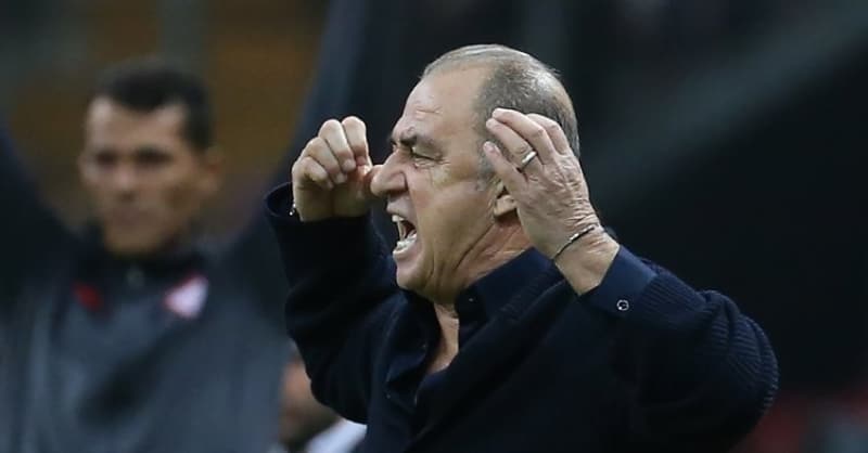 <p><b>TERM ILGINA DND!</b></p><p>Takvim'in haberine gre, son yaanan gelimeler sonras, Vedat Muri'in ardndan Mert Hakan Yanda'n da Fenerbahe'ye kaptrlmas mparator'u fkelendirdi. Sar- Krmzllar, Mert Hakan ile aylar ncesinden anlat. Hatta Galatasarayl olduu bilinen futbolcu ile n protokol yapld.</p>